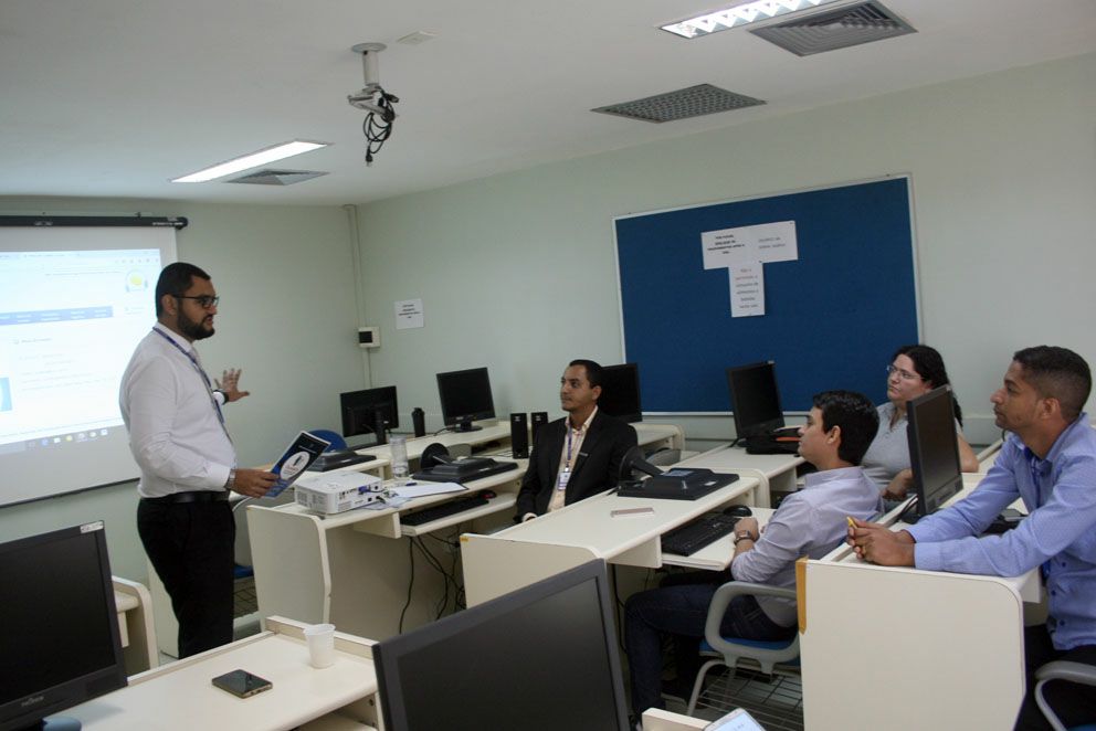 Câmara de Candeias do Jamari recebe orientações do TCE visando instalação de ouvidoria