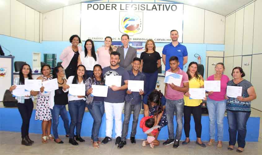 Sistema Fecomércio/Senac e Sebrae entregam certificados a formandos na Câmara Municipal de Candeias do Jamari