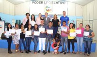 Sistema Fecomércio/Senac e Sebrae entregam certificados a formandos na Câmara Municipal de Candeias do Jamari